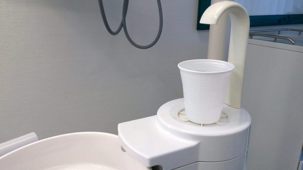 Behandelunit met spoelbekertje